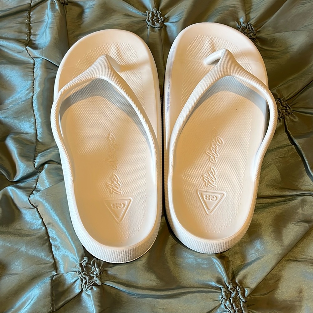 GB The Change white flip flops women’s size 9.